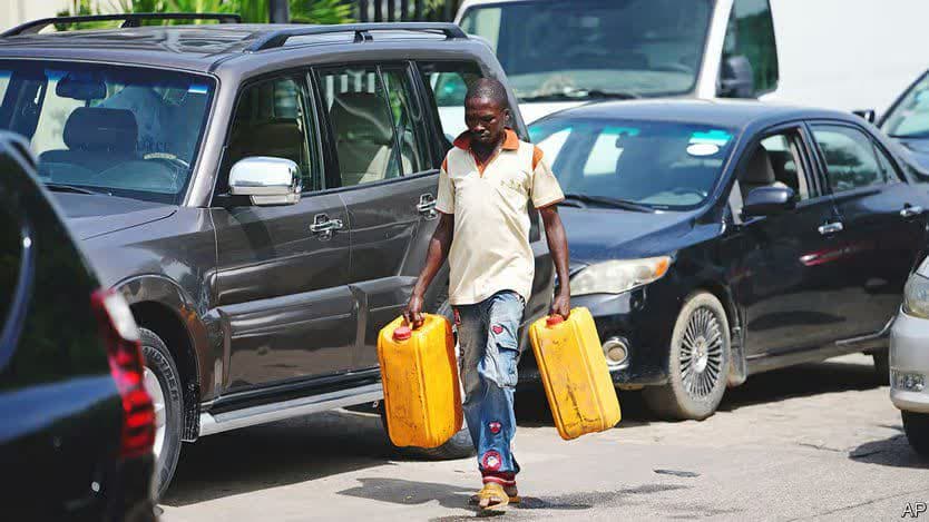 رییس جمهوری که تحلیفش تمام نشده، مردم در پمپ بنزین صف کشیدند! / یارانه بنزین به ۳۳درصد نیجریه‌ای‌ها نمی‌رسد اما برای بسیاری تنها راه بهره‌مندی از نفت کشور است