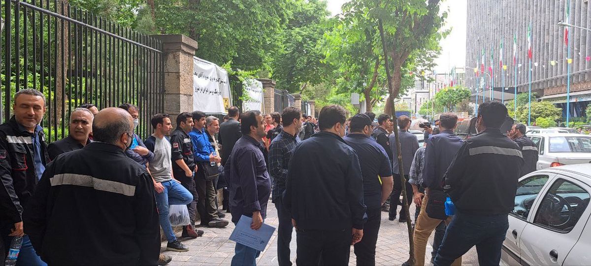 اعتراض کارمندهای شرکت بهره‌برداری مترو / امروز جلوی شورای شهر تهران چه خبر بود؟