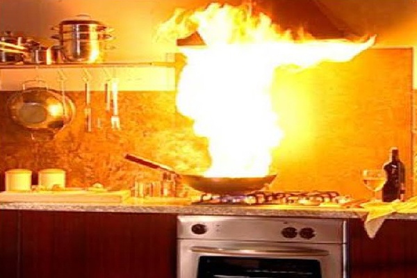 لحظه وحشتناک انفجار آشپزخانه به خاطر بی خیالی آشپز + فیلم