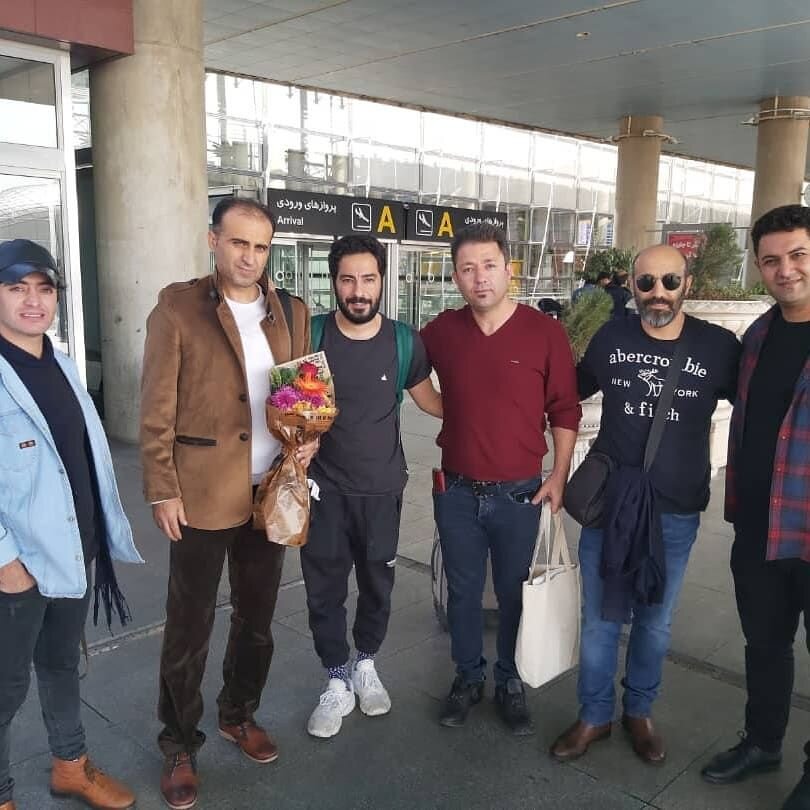 نوید محمدزاده و رفقا در فرودگاه امام خمینی +عکس