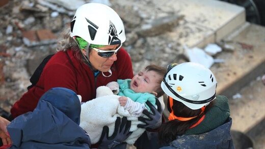لحظه باورنکردنی نجات یک نوزاد ترکیه ای ۳۰ ساعت بعد از زلزله + فیلم