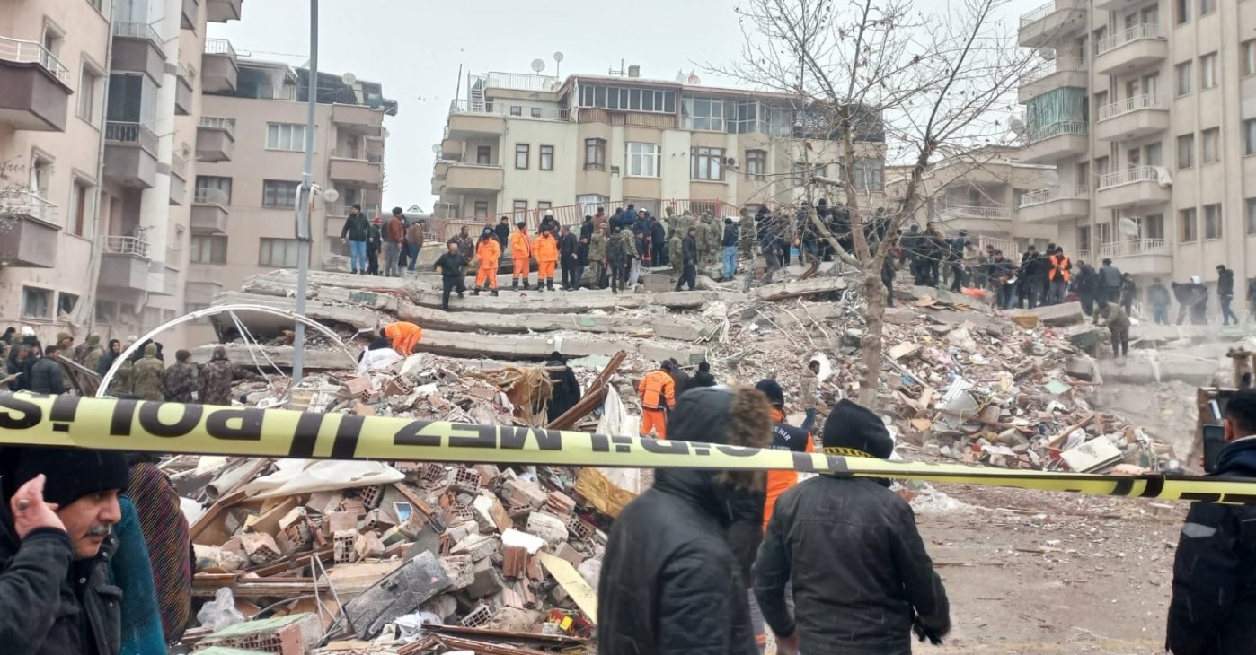 ترک خوردگی زمین بر اثر زلزله ترکیه + فیلم