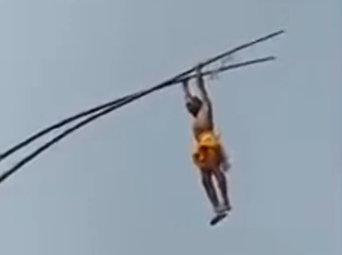 سقوط وحشتناک مردی که از دو چوب صاف بالا رفت + فیلم