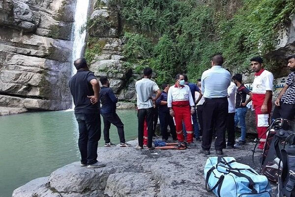 لحظات نفس‌گیر تلاش برای نجات ۲ گردشگر در حال سقوط از آبشار + فیلم