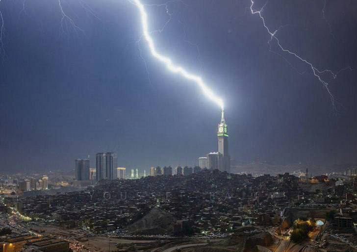 برخورد صاعقه به برج ساعت در مکه + عکس