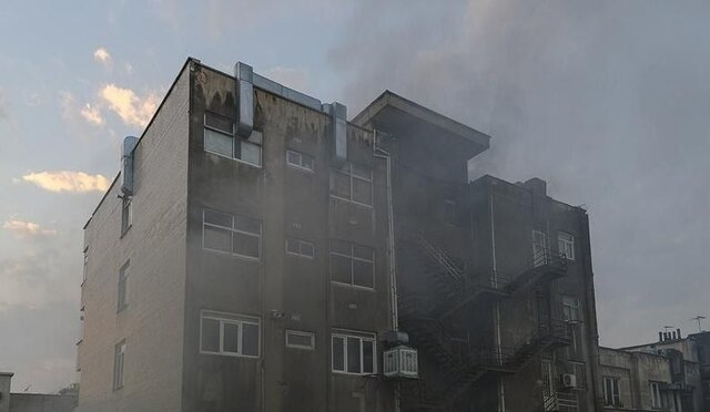 یک آتش نشان در حریق ساختمان خیابان بهار به شهادت رسید + عکس