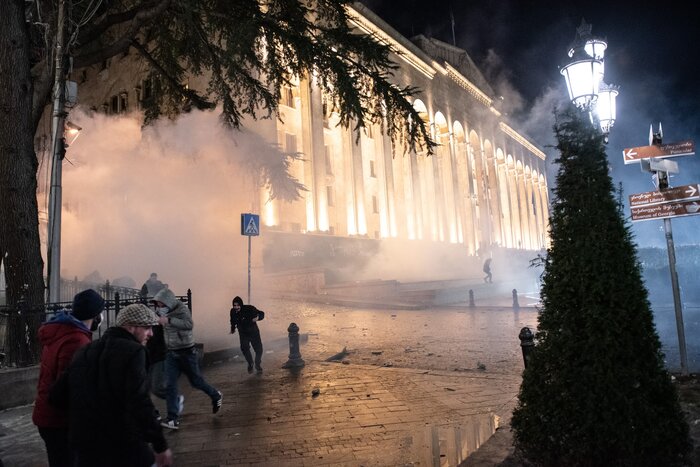 گرجستان ناآرام شد / تلاش معترضان برای ورود به پارلمان 