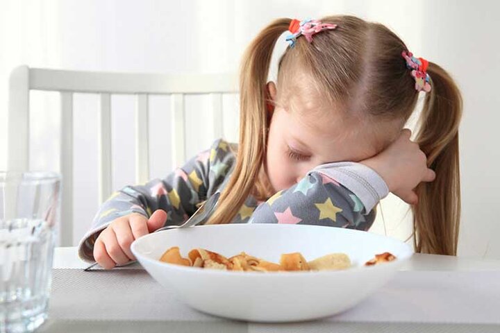 با کودکی که صبحانه نمی خورد چه کنیم؟ + راه حل