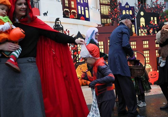 هالووین در کاخ سفید؛ بایدن از مهمانان پذیرایی کرد + فیلم 