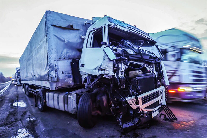تصادف وحشتناک کامیون بر اثر لایی کشی! + فیلم