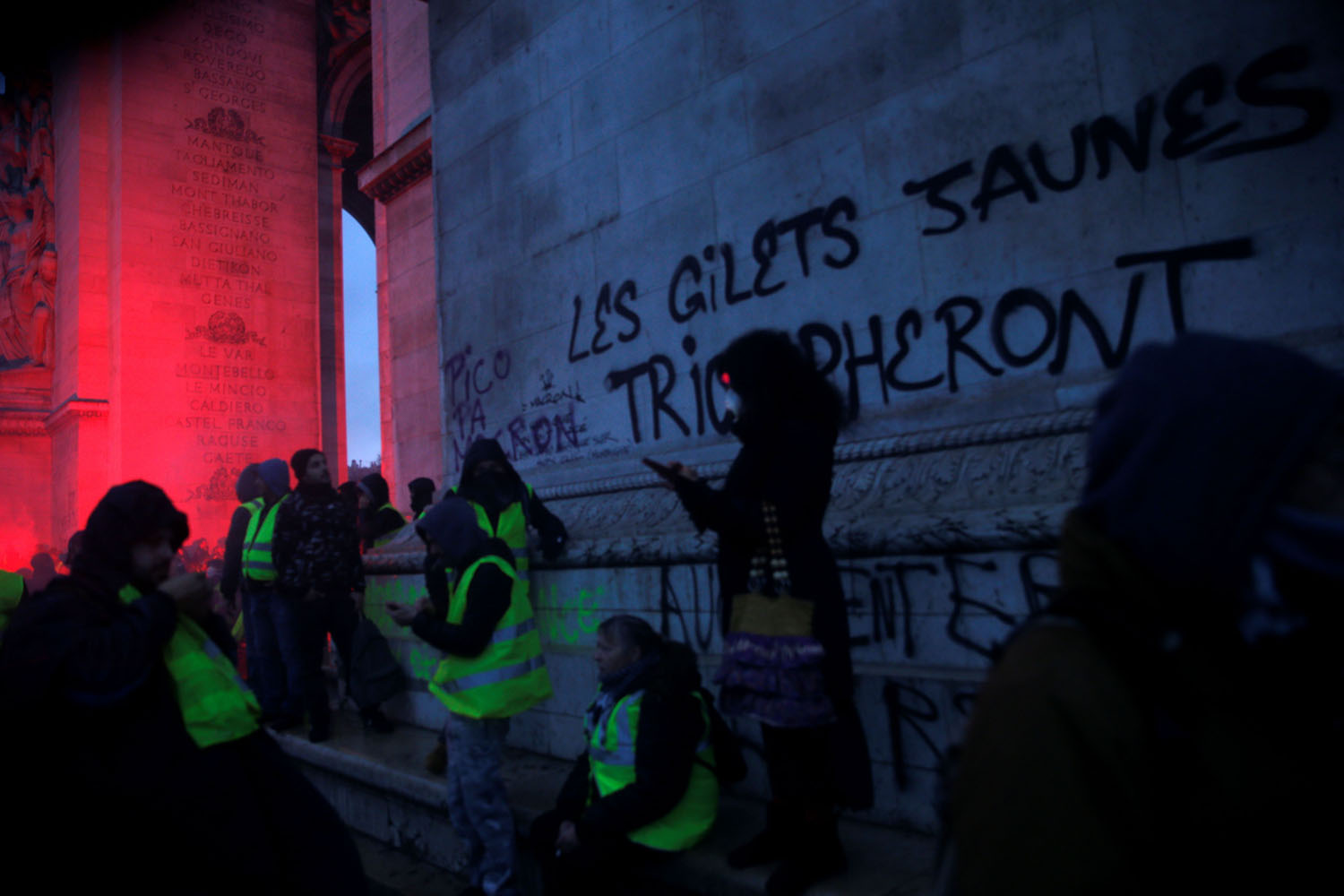 ماکرون صدای جلیقه زردها را شنید/ ادامه اعتراضات در سنای فرانسه