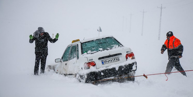دو راهدار الیگودرزی گرفتار در برف نجات یافتند