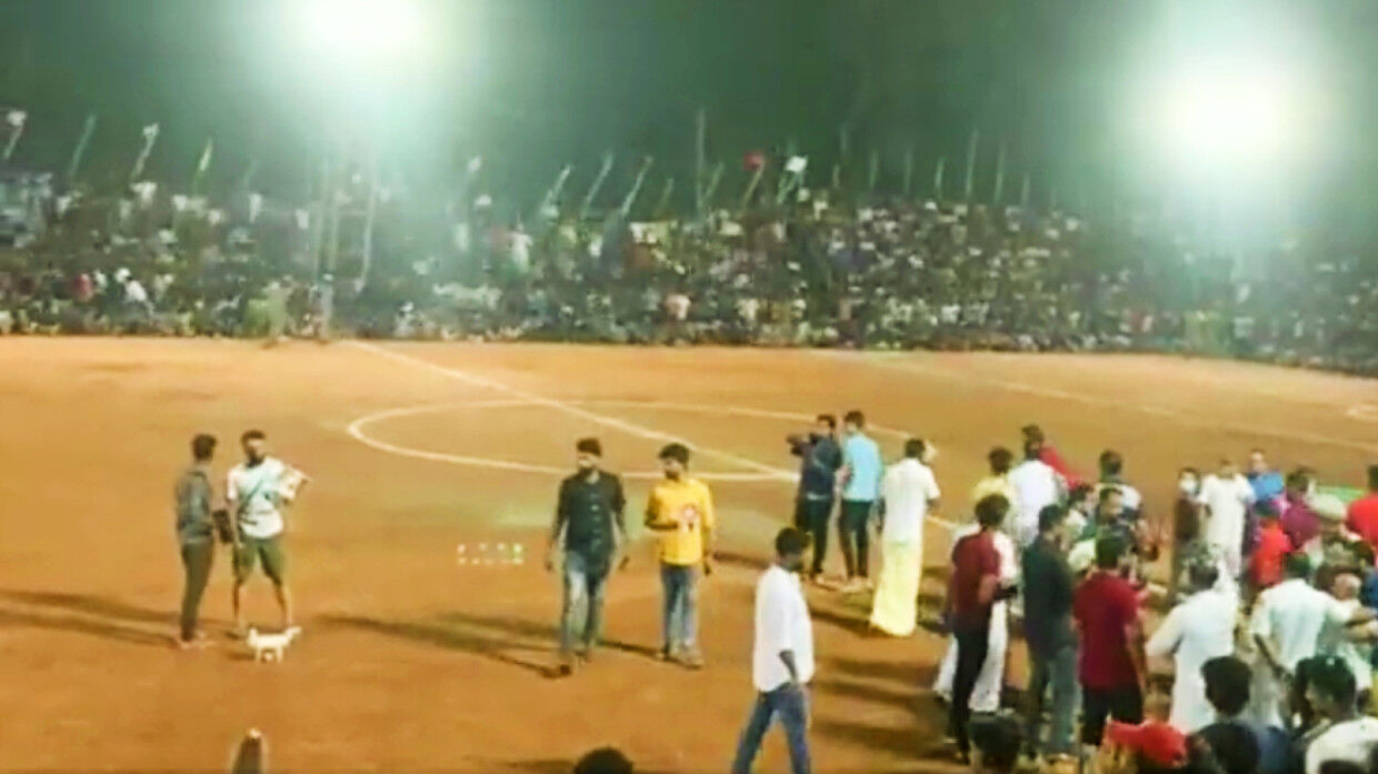 فروریختن جایگاه تماشاگران فوتبال در هند