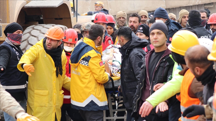 نجات یک دختر ۱۱ ساله از زیر آوار ۶ روز بعد از زلزله ترکیه + فیلم