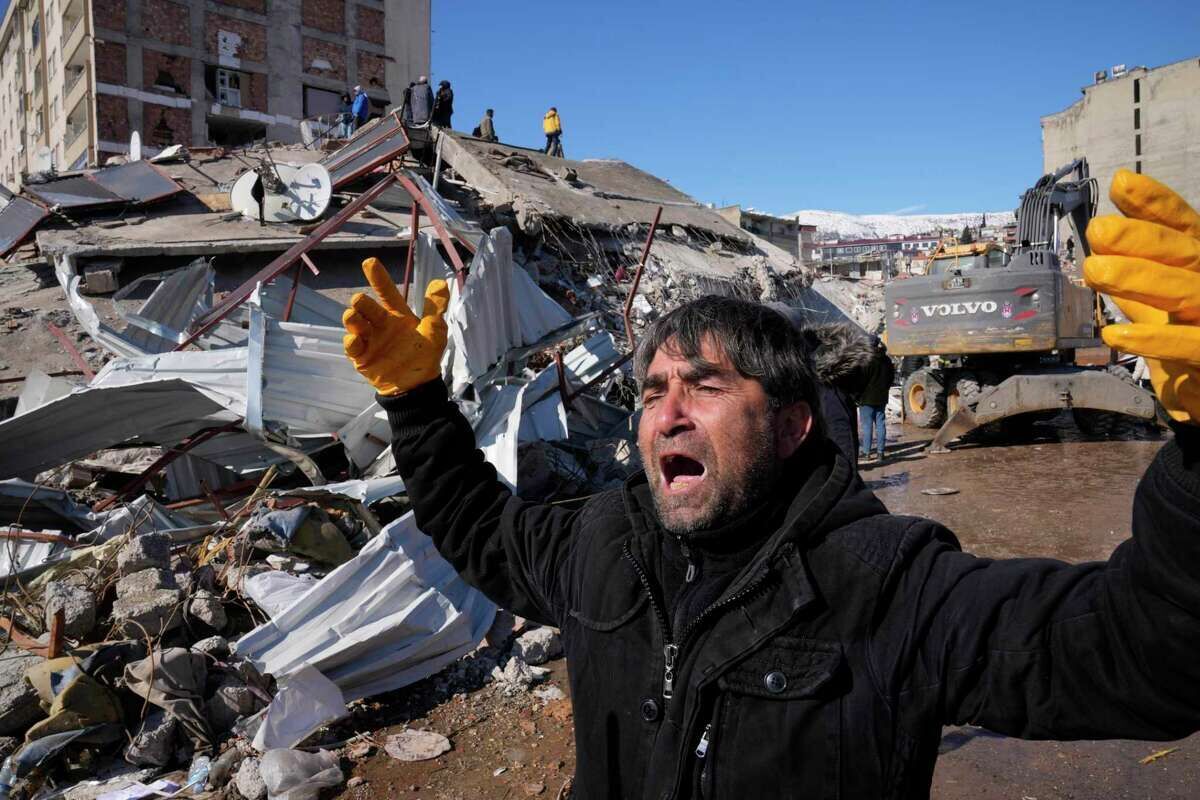 تصویر غم انگیز از مردی که در زلزله ترکیه دنبال دخترش می گردد + فیلم