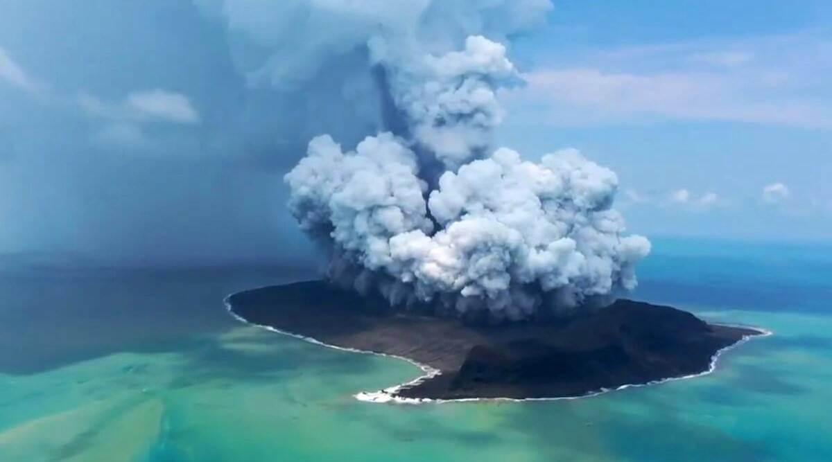 لحظه شگفت انگیز فوران یک آتشفشان زیر دریا + فیلم