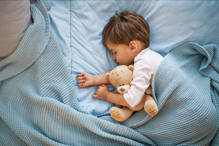 خوابیدن کودک کنار والدین و چیزی که ازش خبر ندارید