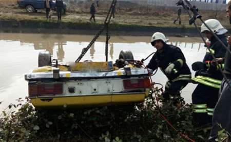 مرگ راننده تاکسی به علت سقوط در کانال آب در رشت +عکس