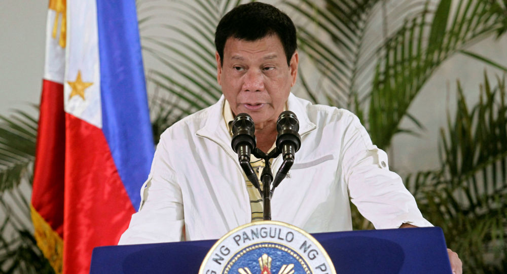 راه رفتن سوسک روی پیراهن رئیس جمهور فیلیپین +فیلم
