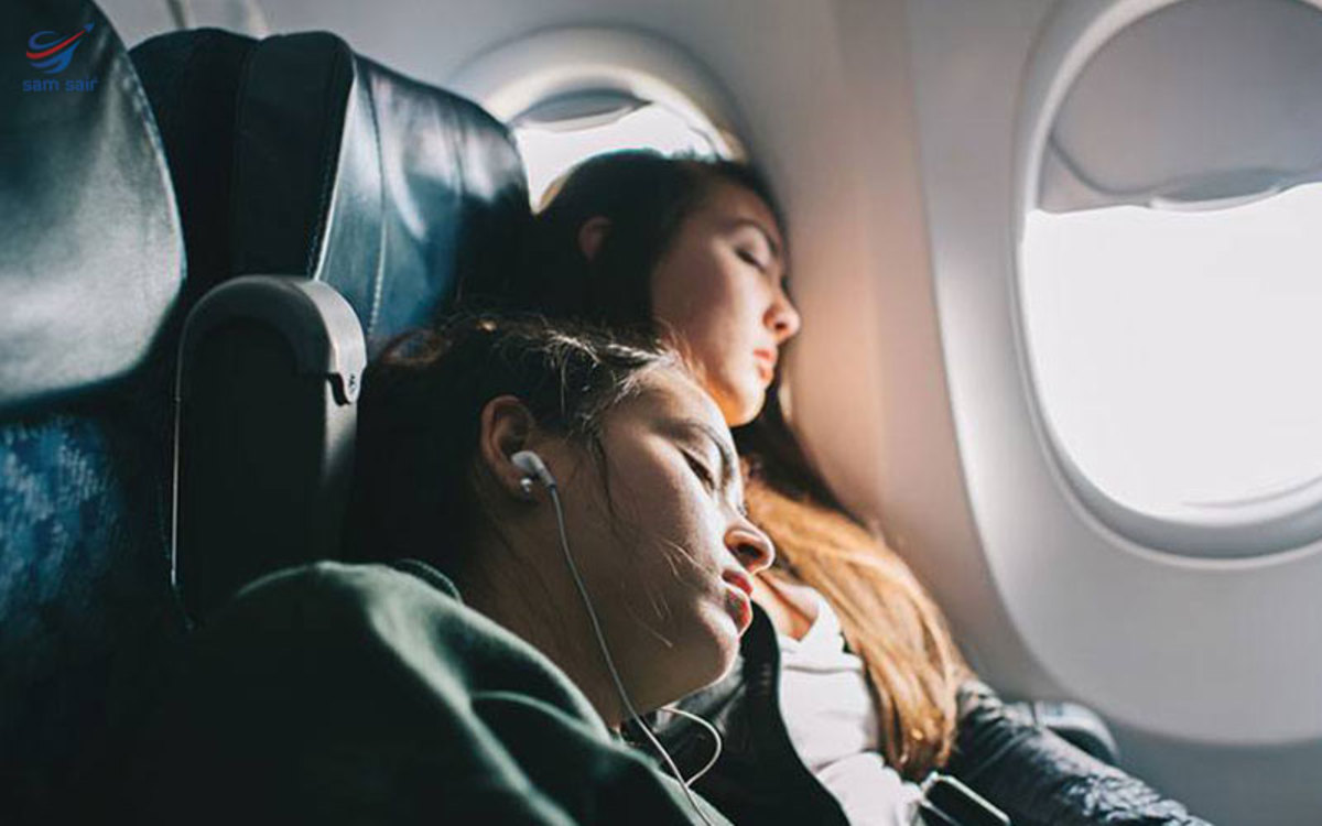 چطور در هواپیما راحت بخوابیم؟ + نکاتی که برای خوابیدن در هواپیما