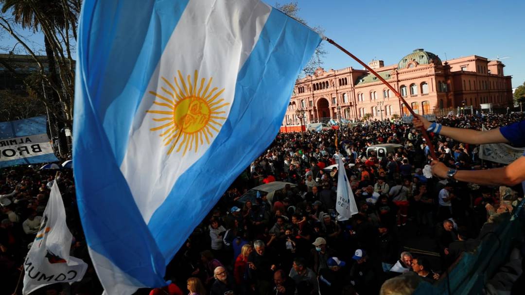 تورم آرژانتین از لنز دوربین یک عکاس؛ خانه خود را با پول ملی کاغذ دیواری کنید!